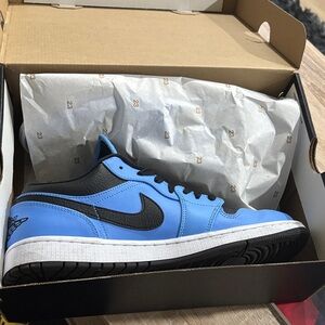 Jordan Men's Blue and Black Sneakers